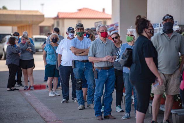 '에이스 하드웨어스토어'에 마련된 조기투표소 앞에 길게 줄을 늘어선 유권자들. 오데사, 텍사스주. 2020년 10월13일. 