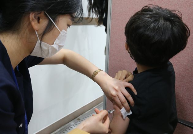 청소년 독감 백신 무료 접종이 시작된 10월 13일 오후 대전 서구 한국건강관리협회 대전충남지부에서 시민들이 독감 예방 접종을 하고 있다.