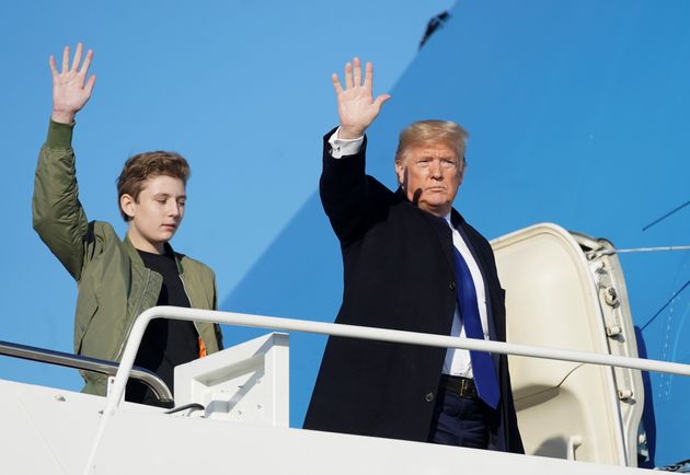 도널드 트럼프 미국 대통령과 막내아들 배런이 에어포스1에 탑승하면서 손을 흔들고 있다