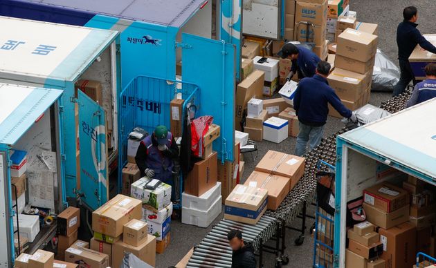 서울시내 택배물류센터에서 기사들이 택배를 차에 싣고 있다. 올해 8명의 택배기사가 과로로 사망하면서 정부가 '택배물량 종사자 관리 일일보고' 대책을 마련했지만 택배사가 건강 상태를 공식적으로 보고하지 않고 국토교통부도 이를 제대로 감독하지 않는 등 유명무실하다는 지적이 나온다. 2020.10.16