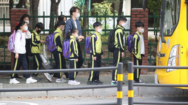 12일 오전 서울 노원구에서 초등학생들이 등교를 하고 있다. 