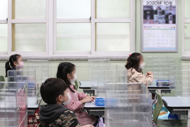 13일 오전 서울 중구의 한 초등학교에서 학생들이 마스크를 쓰고 수업을 받고 있다. 
