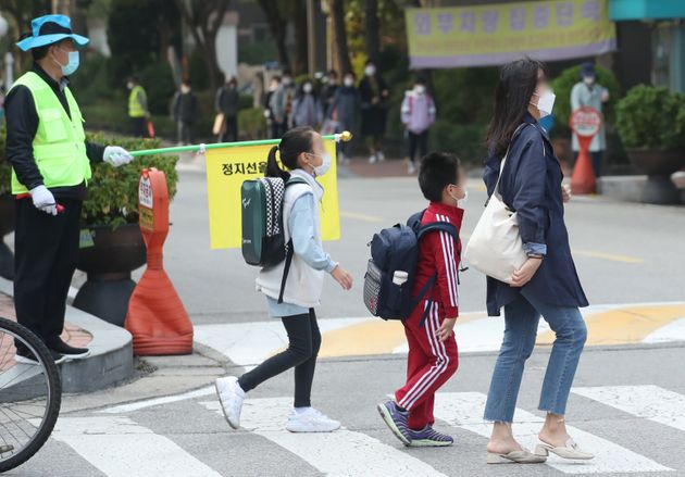 12일 오전 서울 노원구에서 초등학생들이 등교를 하고 있다.  