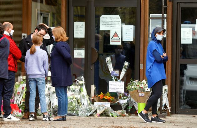 2020년 10월 17일 프랑스 파리 교외에서 발생한 테러 이후 추모하는 사람들이 보이스다울네 대학(Bois d'Aulne college)에 꽃을 두러 찾아왔다. 