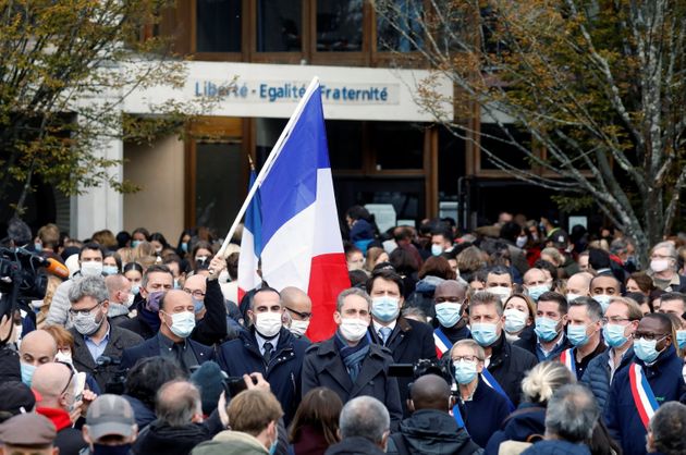 2020년 10월 17일 프랑스 파리 교외에서 발생한 사건 이후 사람들이 대학(Bois d'Aulne college)앞에 모여들고 있다.