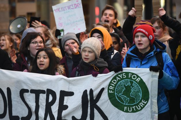 2020년 2월 14일 스웨덴 스톡홀름에서 열린 금요일 기후위기 십대 시위 'Fridays For Future'에 참석한 그레타 툰베리와 참가자들. 툰베리가 2018년 시청 앞 1인 시위로 시작한 이 금요일 결석 시위는 전세계 십대들의 공감대를 얻으며 확산됐다.