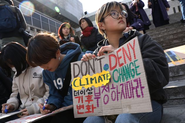2019년 3월 15일 서울 광화문에서 청소년 활동가들이 기후위기 관련 행동을 촉구하는 집회를 연 모습.