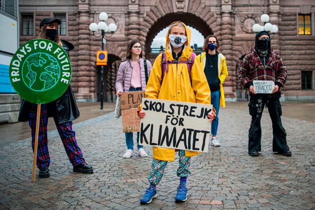 2020년 10월 9일 스톡홀름 의회 앞에서 금요시위에 참석한 툰베리와 'Fridays for Future' 활동가들.