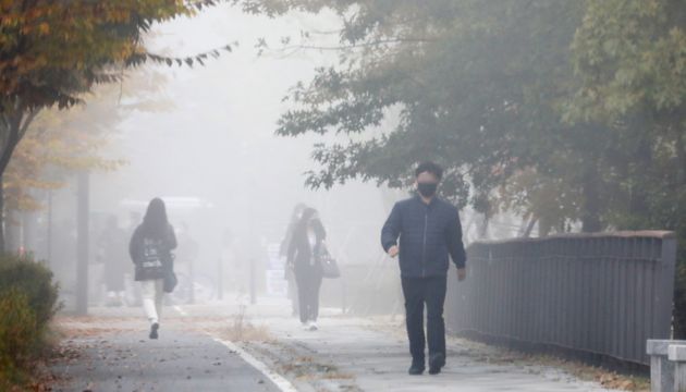 짙은 안개와 함께 미세먼지가 늘어나 통합대기지수가 '나쁨'을 보인 20일 세종시 어진동 정부세종청사 일원에서 시민들이 출근을 하고 있다