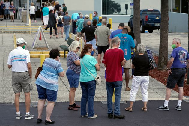 올해 미국 대선에서는 코로나19 등의 영향으로 그 어느 때보다 많은 사람이 조기투표(Early Voting)과 우편투표(Mail-in Voting)에 참여하고 있다. 사진은 조기투표소 앞에서 차례를 기다리는 사람들. 레이크랜드, 플로리다주. 2020년 10월19일.