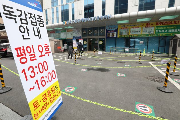 22일 오후 1시 독감 백신 접종이 시작된 대구 북구 한국건강관리협회 경북지부 앞 주차장이 텅 비어 있다. 이곳은 독감 백신 접종을 위해 많은 시민들이 거리두기를 지키며 줄지어 기다리던 공간이다.  