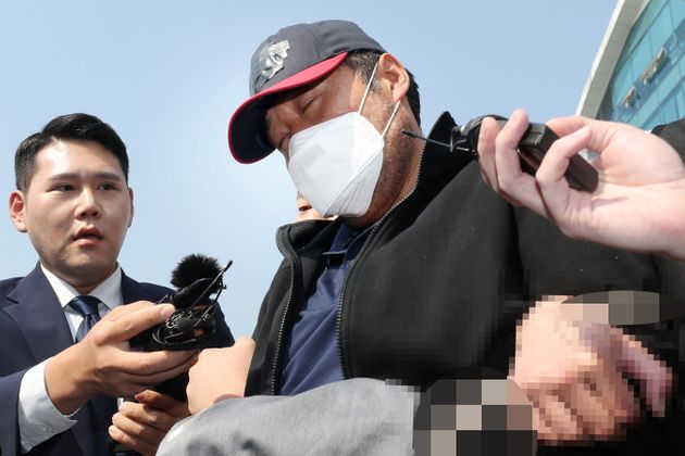 골프채 등으로 아내를 때려 숨지게 한 혐의로 구속된 유승현 전 김포시의회 의장이 검찰 송치를 위해 김포경찰서를 나서고 있다. (2019.05.23)
