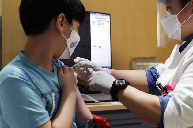 10월 22일 오전 서울 강서구 한국건강관리협회 서울서부지부 독감 예방주사접종소에서 한 어린이가 독감 백신을 맞고 있다.