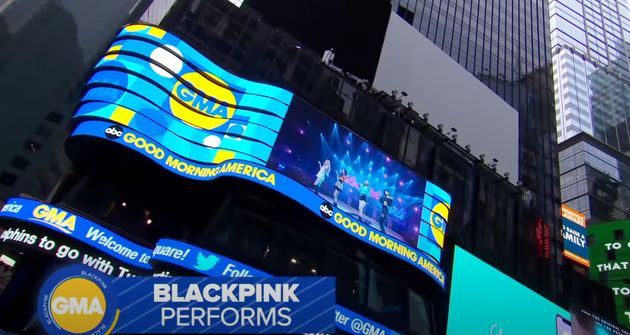 ABC '굿모닝 아메리카'에 출연한 그룹 블랙핑크 / 뉴욕 타임스퀘어 전광판에 블랙핑크의 무대가 송출되고 있다.