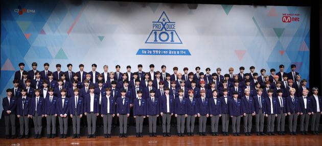 Mnet ‘프로듀스 X 101’ 제작발표회에 참석한 참가자들이 포즈를 취하고 있다.