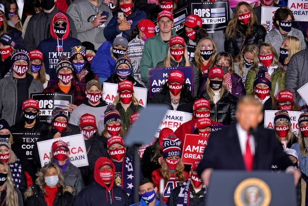 지지자들이 도널드 트럼프 대통령의 연설을 듣고 있다. 이리, 펜실베이니아주. 2020년 10월20일.