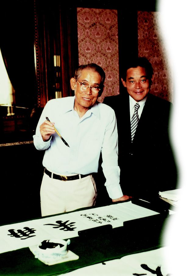 1980년 고(故) 이병철 선대 회장(왼쪽)과 함께 있는 이건희 삼성전자 회장