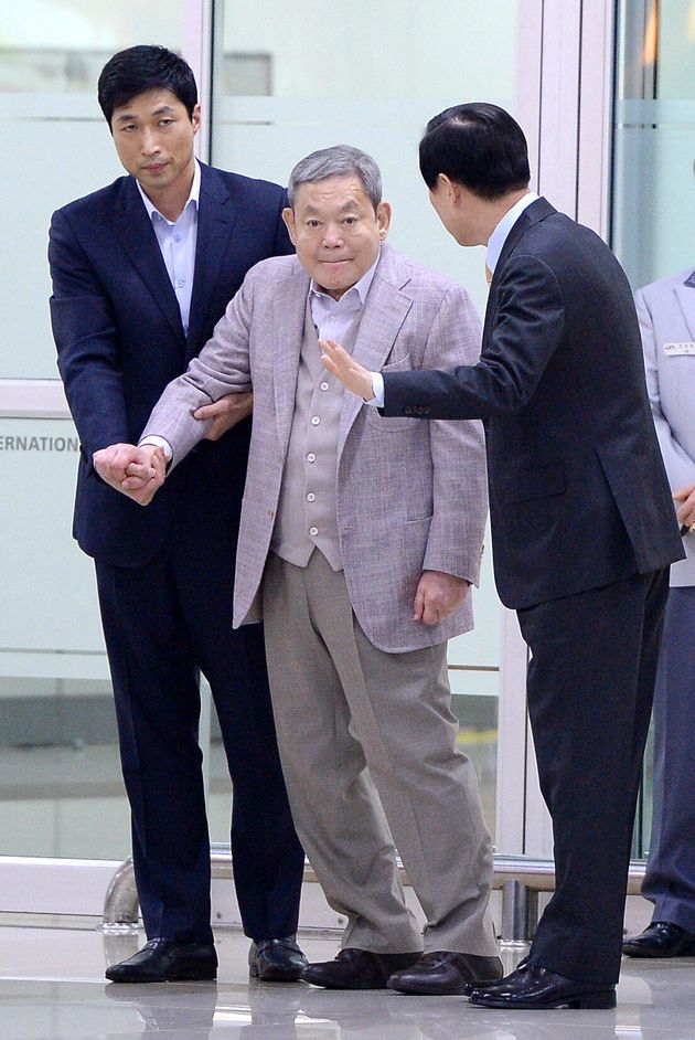 이건희 삼성그룹 회장이 2014년 4월 17일 오후 전용기편으로 김포공항을 통해 입국하고 있다. 