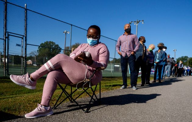조기투표소 앞에서 차례를 기다리는 유권자들. 채터누가, 테네시주. 2020년 10월14일. 