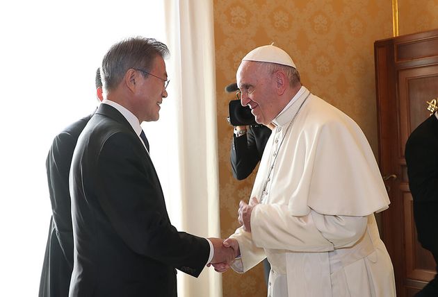 문재인 대통령이 지난 2018년10월18일 오후(현지시간) 바티칸 교황청을 방문해 프란치스코 교황과 대화하고 있다.