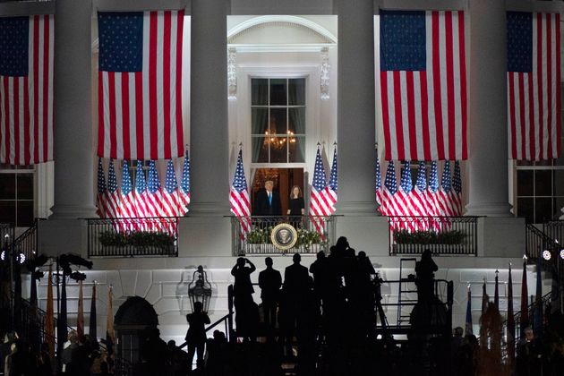 도널드 트럼프 미국 대통령이 상원 인준 표결 끝에 정식으로 연방대법관이 된 에이미 코니 배럿과 함께 백악관에서 기념 행사를 치르고 있다. 2020년 10월26일. 