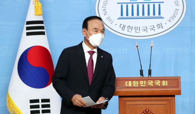 박덕흠 국민의힘 의원이 23일 오후 서울 여의도 국회 소통관에서 탈당을 밝히는 기자회견을 하고 있다. 2020.9.23