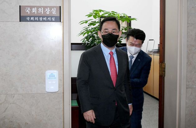 주호영 국민의힘 원내대표가 박병석 의장을 찾아 '청와대 경호처 신체 수색' 논란에 관해 면담했다.