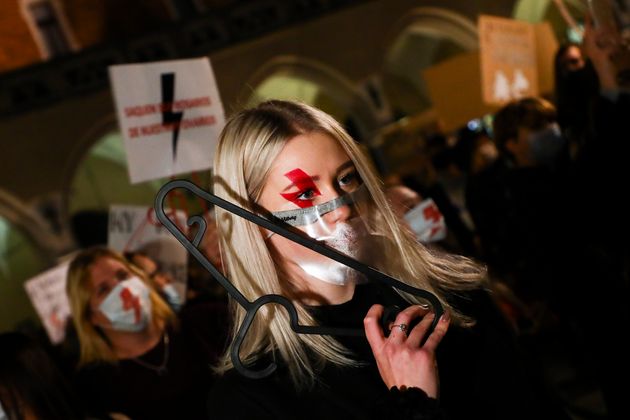 낙태 제한법을 강화한 법원 판결에 반대하는 시위가 10월 27일 폴란드 크라쿠프에서 열렸다. 