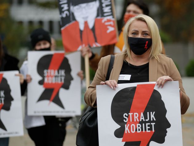 폴란드에서 태아 선천성 결함으로 인한 낙태는 위헌이라는 대법원 판결이 나온 이후 전국적인 대규모 시위가 이어지고 있다. 슬로건에는 '여성의 파업'이라고 적혀 있다. (2020.10.27)
