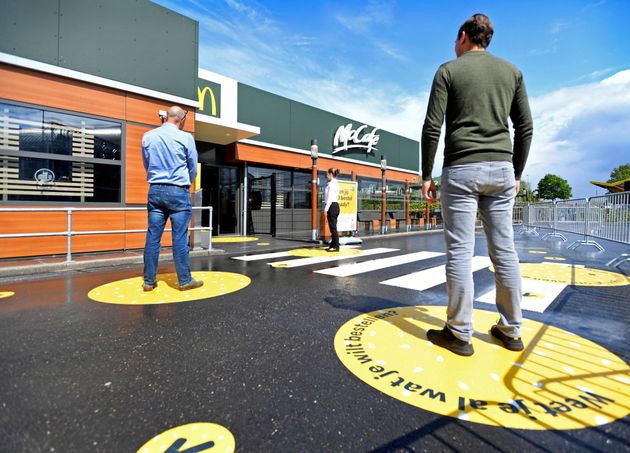 네덜란드 한 맥도날드에서 음식을 사기 위해 정해진 위치에 선 사람들