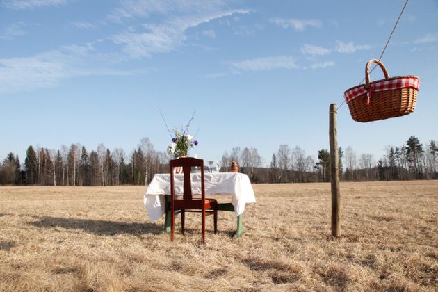 한 스웨덴 부부는 텅 빈 초원에 의자 1개와 테이블 1개만 있는 '코로나19로부터 안전한' 임시 식당을 열었다.