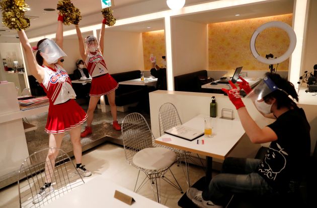 일본 도쿄의 한 치어리더 콘셉트 테마 식당