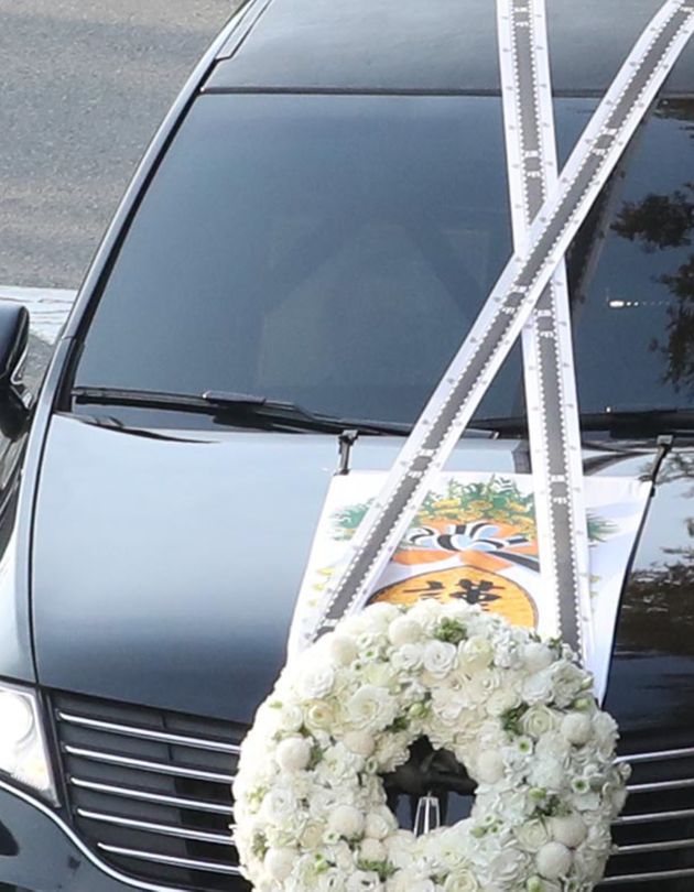 故 이건희 삼성그룹 회장 발인식이 28일 오전 서울 강남구 삼성서울병원 장례식장에서 열렸다. 운구차가 장례식장을 빠져나오고 있다.