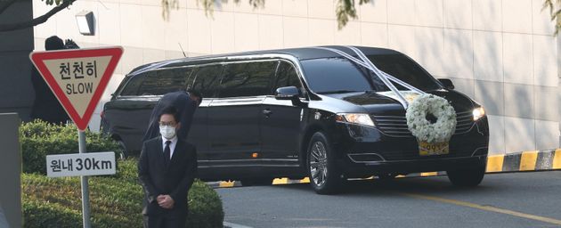 28일 오전 고 이건희 삼성전자 회장의 운구차량이 서울 일원동 삼성의료원 장례식장을 빠져나오고 있다.