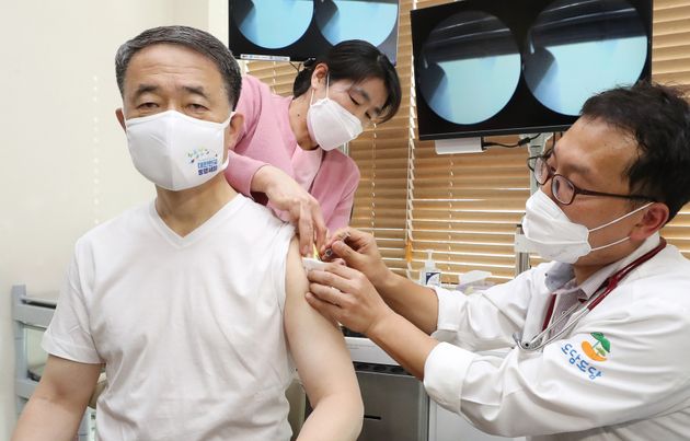 박능후 보건복지부 장관이 10월 27일 세종시 도담동에 위치한 병원에서 인플루엔자(독감) 백신 접종을 하고 있다.