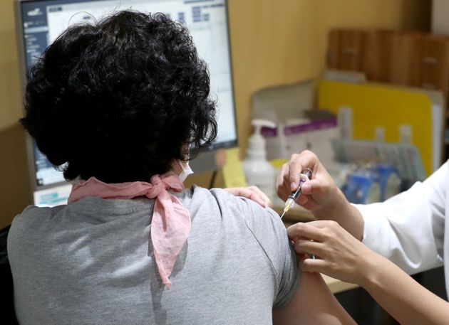 정부가 만 62~69세를 대상으로 인플루엔자(독감) 백신 무료접종을 시작한 26일 서울 강서구 한국건강관리협회 서울서부지부에서 어르신들이 접종을 하고 있다.
