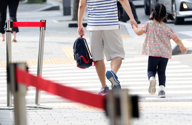 서울 강남구보건소 인근에서 한 유치원생이 아빠 손을 꼭 잡은 채 등원하고 있다.