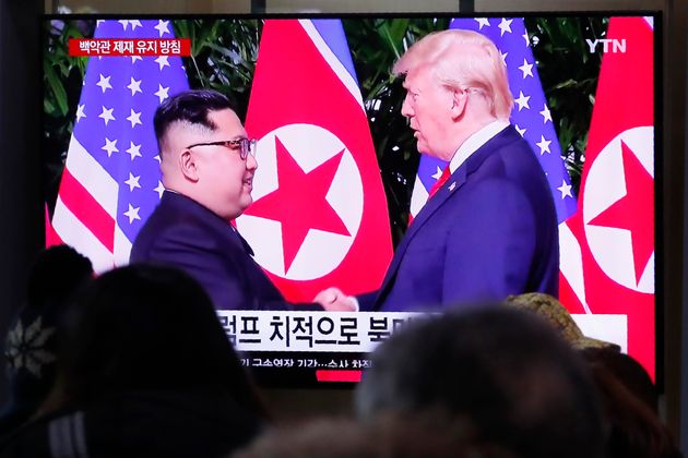 (자료사진) 서울역 대합실 TV에 김정은 북한 국무위원장과 도널드 트럼프 미국 대통령의 정상회담 자료화면이 방송되고 있다. 