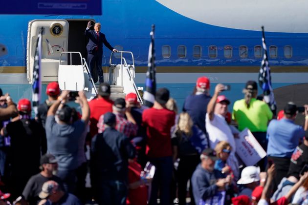 트럼프 대통령이 환호하는 지지자들에게 손을 흔들어보이고 있다. 불헤드시티, 애리조나주. 2020년 10월28일.