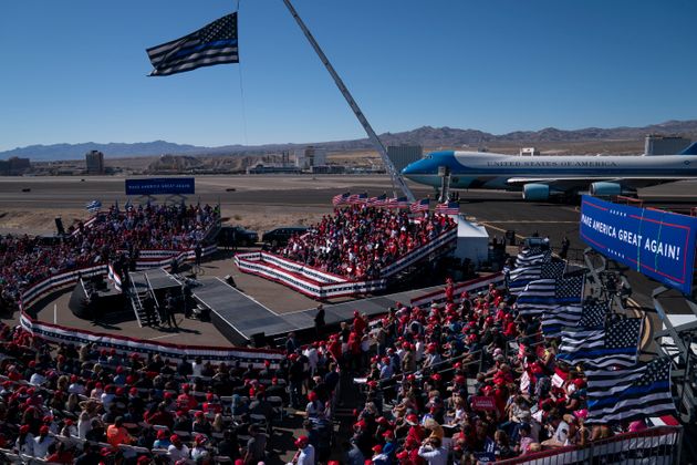 트럼프 대통령은 공항 한켠에 마련된 무대에 올라 연설을 했다. 불헤드시티, 애리조나주. 2020년 10월28일.