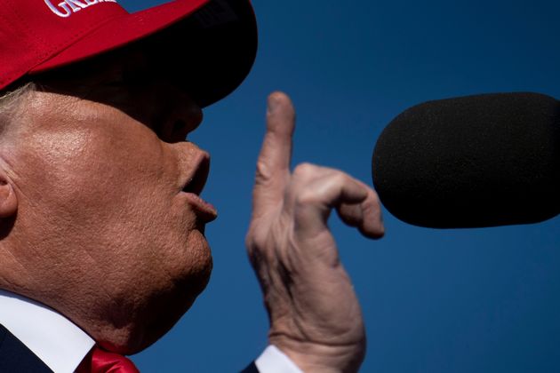 트럼프 대통령이 '미국을 다시 위대하게(Make America Great Again)' 모자를 쓰고 연설을 하고 있다. 불헤드시티, 애리조나주. 2020년 10월28일.