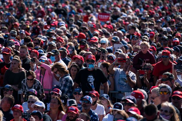 상당수의 지지자들은 마스크를 쓰지 않았다. 불헤드시티, 애리조나주. 2020년 10월28일.