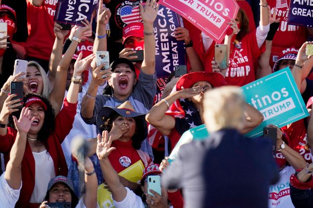 트럼프 대통령의 등장에 환호하는 지지자들. 피닉스, 애리조나주. 2020년 10월28일.