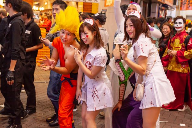 지난 2018년 일본 도쿄에서 핼러윈 코스튬 파티를 즐기는 사람들의 모습. 기존 간호사 복장을 타이트하게 바꾼 '코스튬' 의상을 입고 있다. 