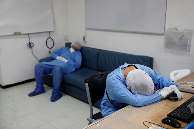 자료사진: 10월 29일 멕시코시티의 한 병원에서 코로나19 감염 환자들을 담당하는 의료인들이 쉬는 시간 잠에 빠져있다.