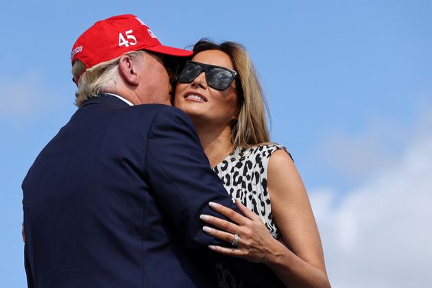 현장 유세에 나선 도널드 트럼프 미국 대통령이 아내 멜라니아 트럼프와 함께 연단에 올라 포옹을 하고 있다. 탬파, 플로리다주. 2020년 10월29일.