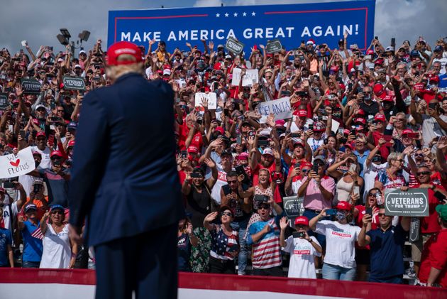 트럼프 대통령은 레이먼드 제임스 스타디움 바깥에 마련된 무대에서 현장 유세를 했다. 트럼프 대통령이 등장하자 지지자들이 환호하고 있다. 상당수는 마스크를 쓰지 않았다. 탬파, 플로리다주. 2020년 10월29일.