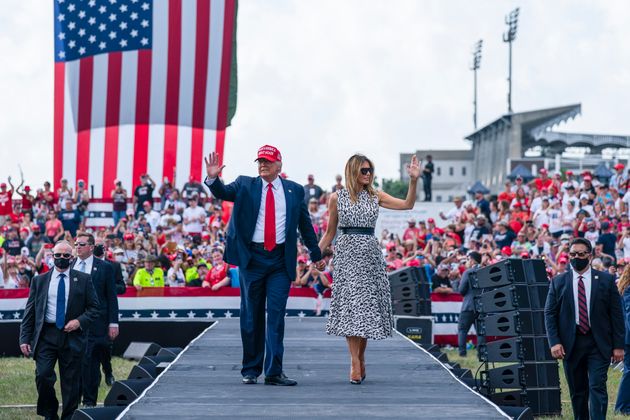 함께 유세에 나선 트럼프 대통령과 멜라니아 여사가 레이먼드 제임스 스타디움 앞에서 열린 유세를 마치고 지지자들에게 손을 흔들고 있다. 탬파, 플로리다주. 2020년 10월29일.