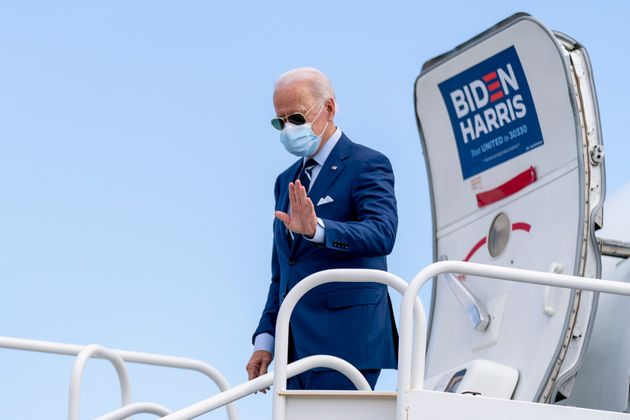 민주당 조 바이든 후보가 플로리다주 유세 일정을 위해 포트로더데일국제공항에 도착하고 있다. 2020년 10월29일.