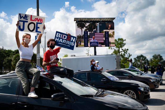 지지자들이 차량 지붕 위에서 바이든 후보의 연설을 듣고 있다. 코코넛크리크, 플로리다주. 2020년 10월29일.